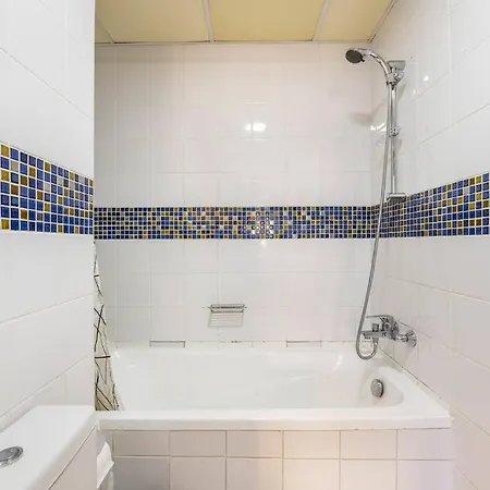 La Buena Vida: Luxe Lakeview Apartment Near Metro Dubai Exterior photo